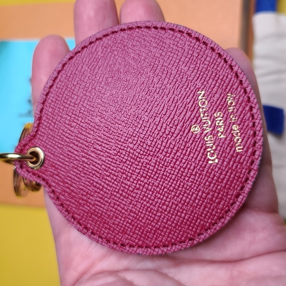 EUC LOUIS VUITTON ILLUSTRE MONOGRAM MULTI V CHARM - Picture 7 of 11